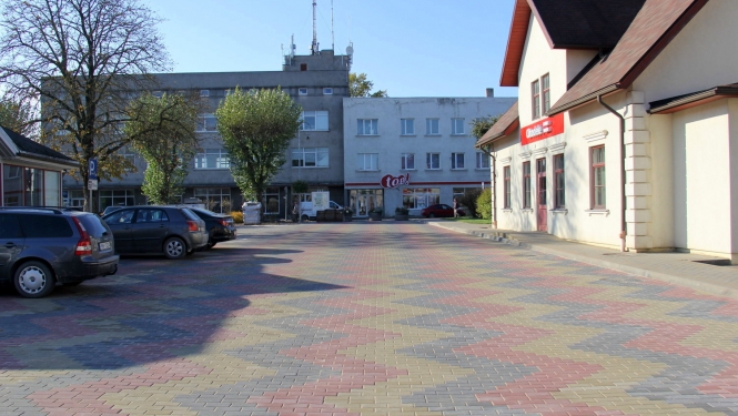 Atvērts auto stāvlaukums pie bankas "Citadele" un stacijas "Tukums I"