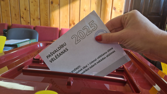 Vēlēšanu aploksne un urna