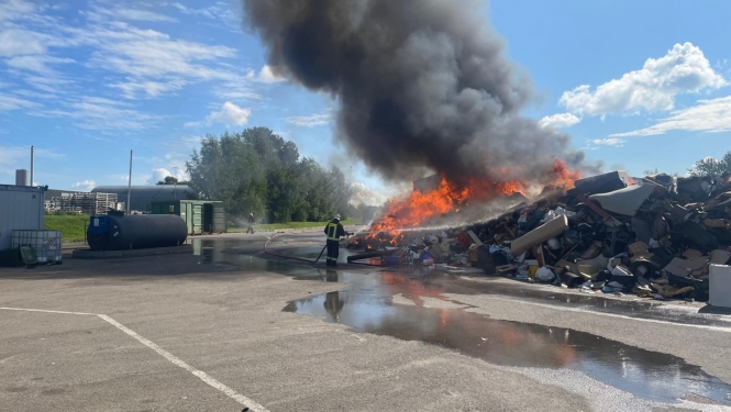 Deg atkritumi ar atklātu liesmu