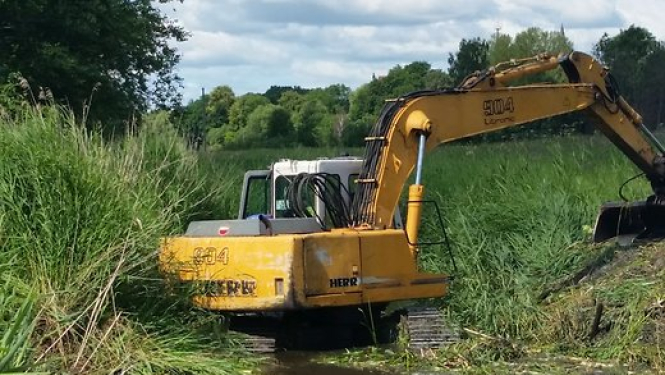 Upes gultnes tīrīšanas laikā uzduļķojies ūdens Slocenes upē