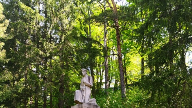Labiekārtošanas darbi Brāļu kapu piemiņas vietā Tukumā