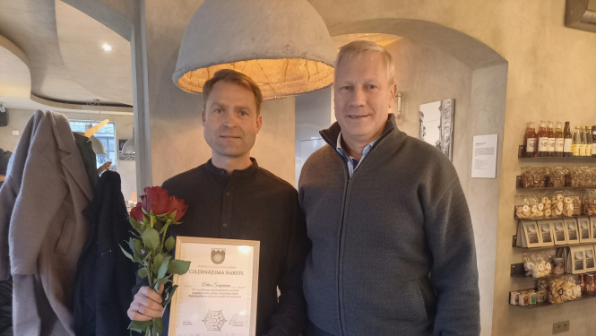 Cildinājuma balvas saņēmējs Artis Šuspāns kopā ar domes priekšsēdētāju Gundaru Važu