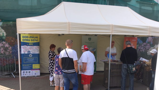 Pilsētas svētku dalībnieki tiek informēti par daudzdzīvokļu ēku visaptverošu atjaunošanu