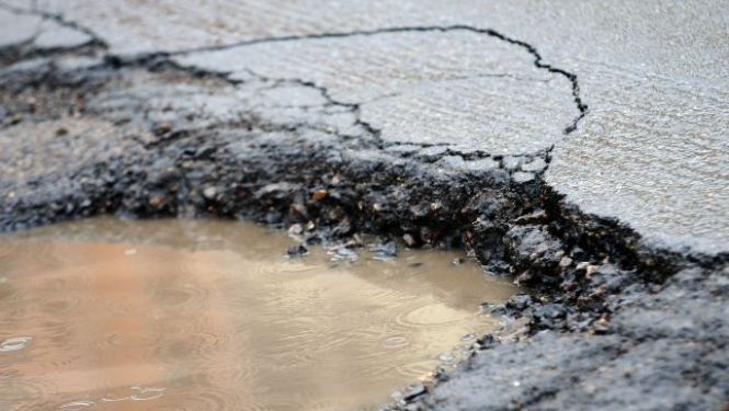 Aicina informēt par ceļu posmiem, kas ir sliktā tehniskā stāvoklī