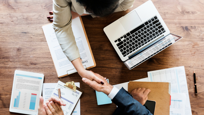 Biznesa vides cilvēki paspiež roku