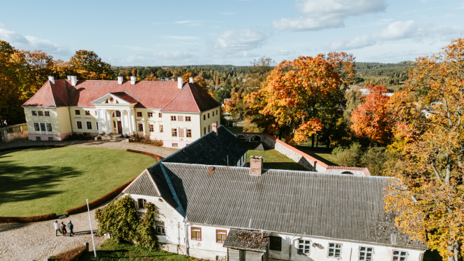 Durbes pils kalpu māja no putna lidojuma