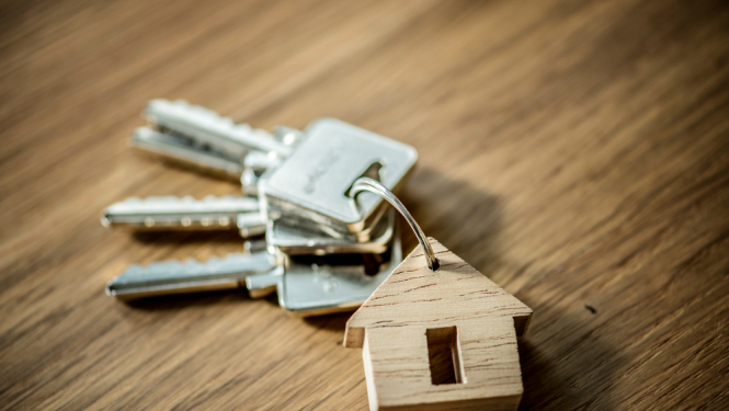 Mājas atslēgu saišķis ar piekariņu