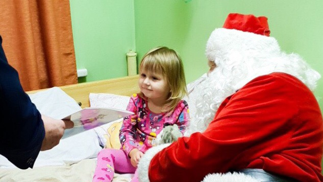 Tukuma novada Domes priekšsēdētājs kopā ar Ziemassvētku vecīti apciemo bērnus slimnīcā