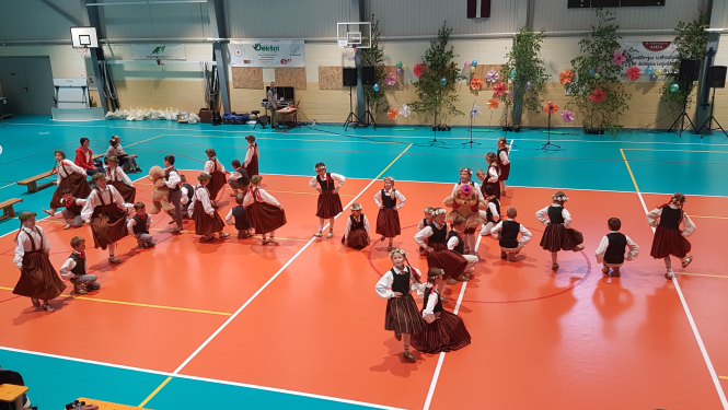 Irlavā aizvadīts festivāls "Dziesmu un deju lietus Irlavā"