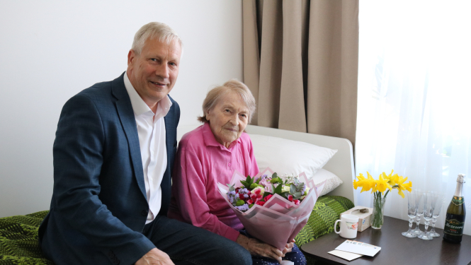 Pašvaldības priekšsēdētājs kopā ar jubilāri