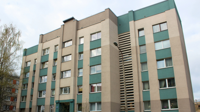 Apskatīta visaptveroši atjaunotā daudzdzīvokļu ēka Mastu ielā 8/1, Rīgā