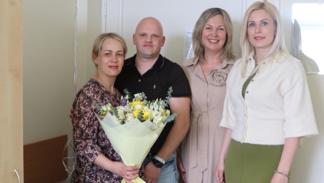 Jaunie vecāki kopā ar pašvaldības pārstāvēm