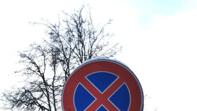 Apstāties aizliegts