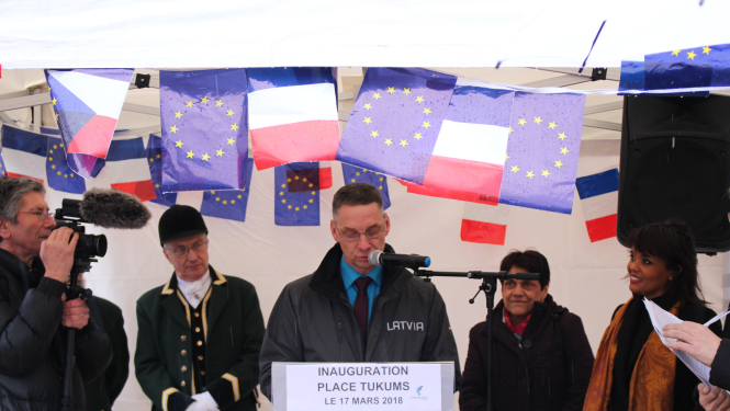 Parīzes piepilsētā Šenevjērā-pie-Marnas atklāts Tukuma laukums