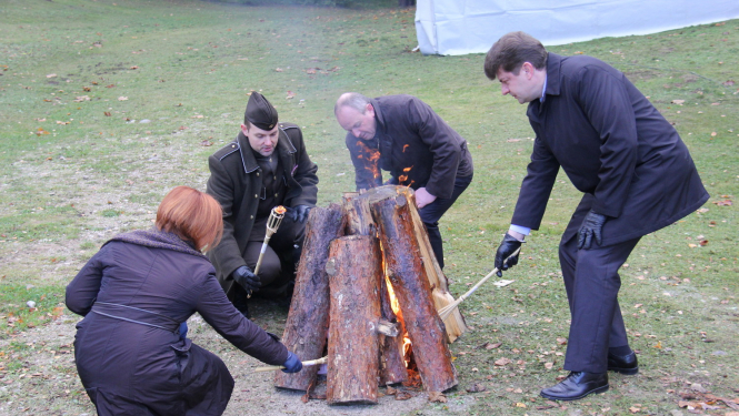 Tukuma Durbes estrādē norisinājās piedzīvojumu un izaicinājumu spēle „Jaunie Rīgas sargi: atceries Lāčplēšus!”