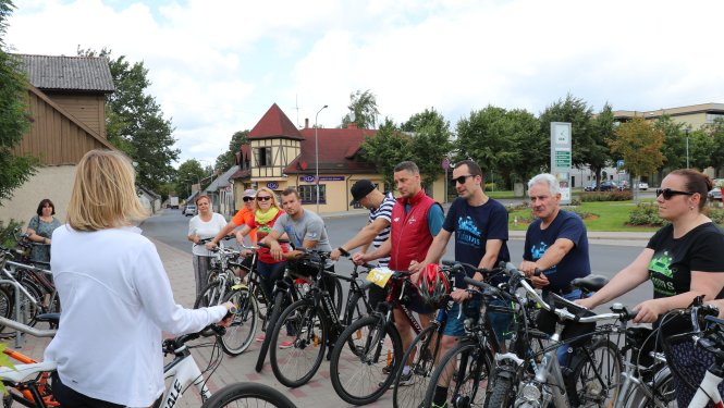 Deputāti velobraucienā pa Tukuma pilsētu un mikrorajoniem