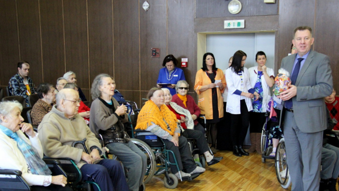 Rūķi sveic iedzīvotājus sociālajās aprūpes iestādēs