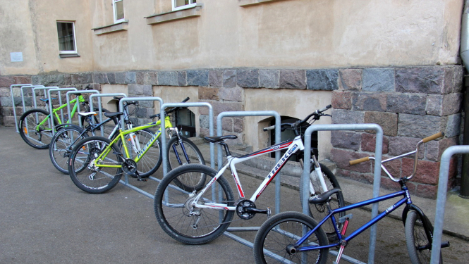 Atklāta velosipēdu novietne pie Tukuma Raiņa ģimnāzijas