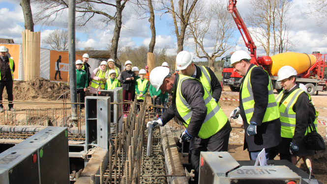 Iemūrēta kapsula ar vēstījumu nākamajām paaudzēm