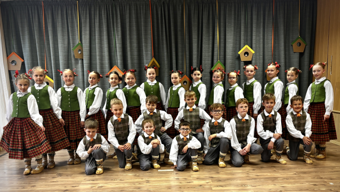 Bērni tautastērpos