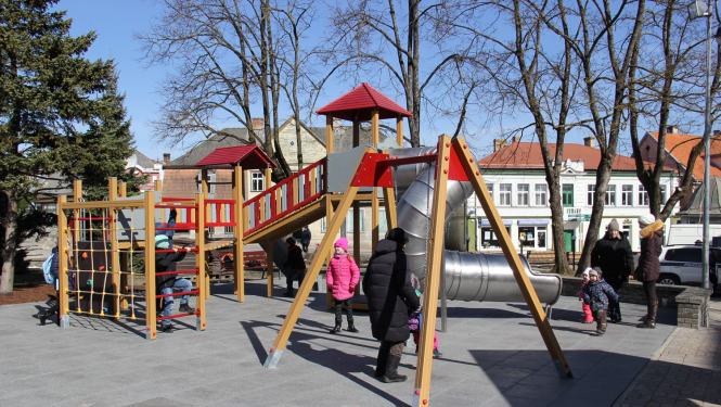Brīvības laukumā atjaunots bērnu rotaļu laukums