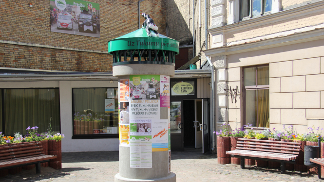 Tukuma pilsētā jauni, izgaismoti afišu stabi