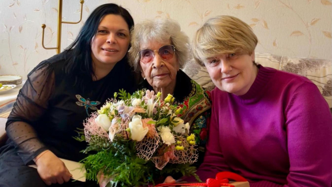 Gaviļniece kopā ar sveicējiem no pašvaldības