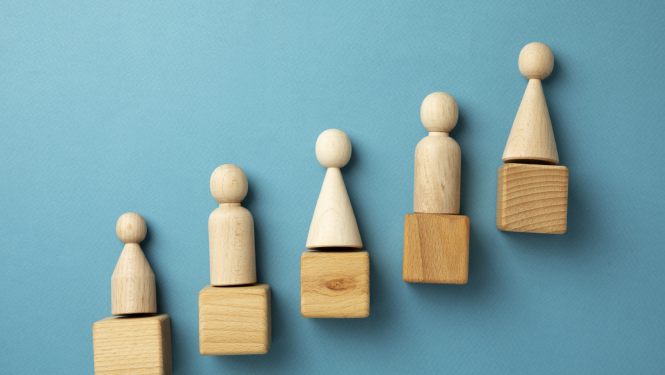 Koka kauliņi uz pakāpieniem