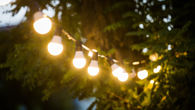 Spīdošas dārza lampiņas