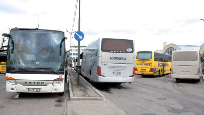Ziemassvētku un Jaunā gada brīvdienās gaidāmas izmaiņas gandrīz 600 reģionālo autobusu maršrutu visā Latvijā, informē VSIA "Autotransporta direkcija"