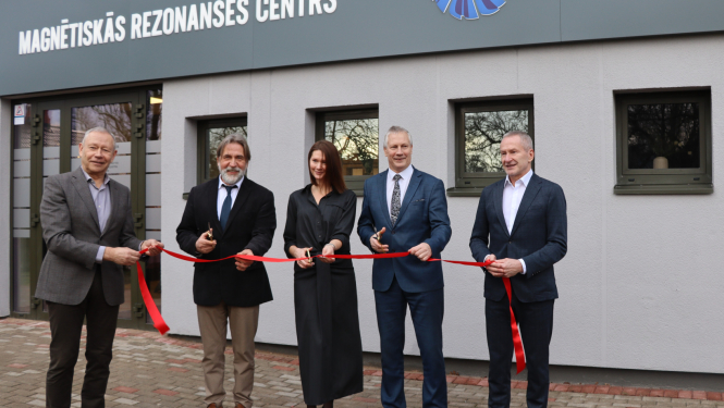 5 cilvēki ar sarkanu lentu un šķērēm rokās