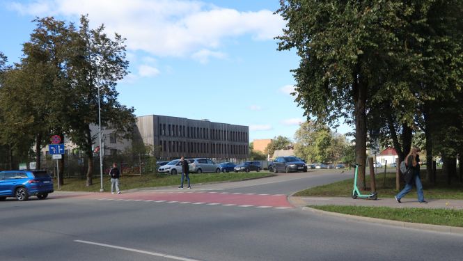 Iebrauktuve uz Tukuma 2. vidusskolas automašīnu stāvlaukumu