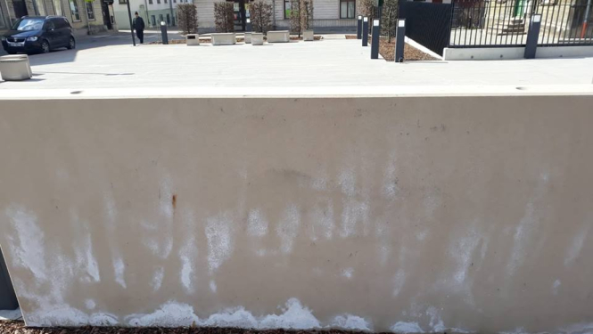 Kas ir baltie izsvīdumi Z.A. Meierovica laukumā?