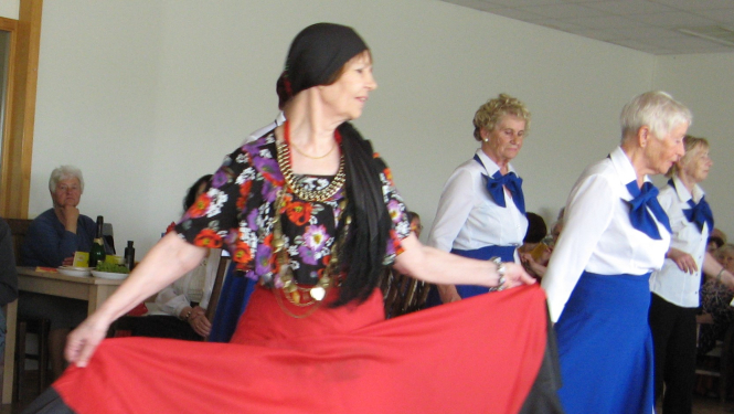 Seniori dāvina cits citam prieku, dziesmas, dejas un sapņus