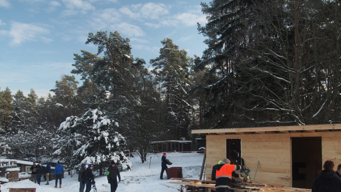 Uzcelta silta kaķu māja Tukuma dzīvnieku patversmē