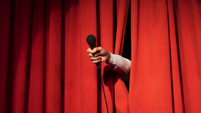 Sarkani skatuves aizskari un mikrofons