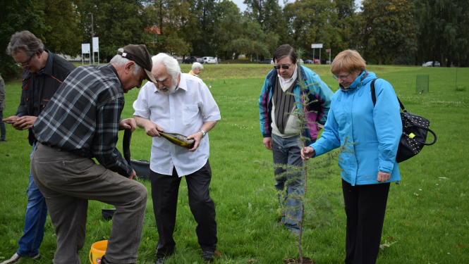 Kopīgiem spēkiem top Latvijas simtgades parks pretī Slampes Kultūras pilij