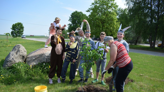 Meža dienu ietvaros Latvijas simtgades parkā Slampē iestādīti 9 kociņi
