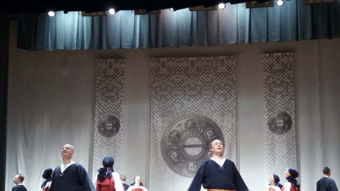 Projekta „Skatuves arheoloģisko tērpu iegāde biedrībai „Tumes Solis”” ietvaros sarūpētie tērpi priecē skatītājus