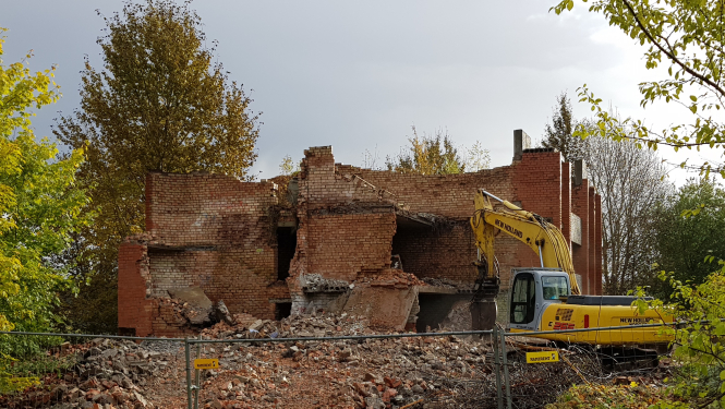 Demontāžas darbi graustam Spartaka ielā 16B