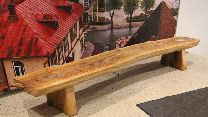 SIA "Labie koki" dāvina pašvaldībai masīvkoka soliņu