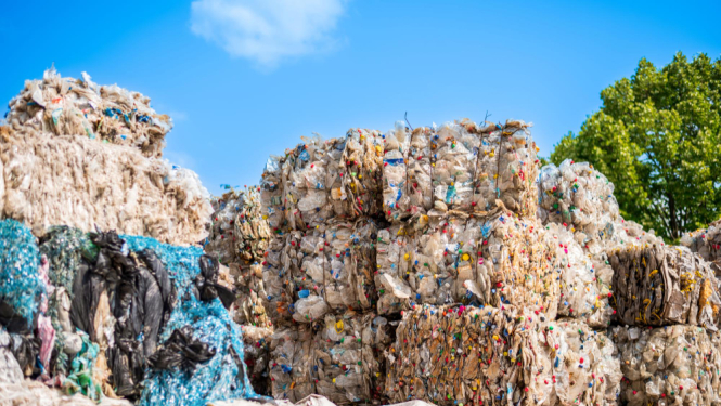 Plastmasa pudeļu kubi atkritumu poligonā