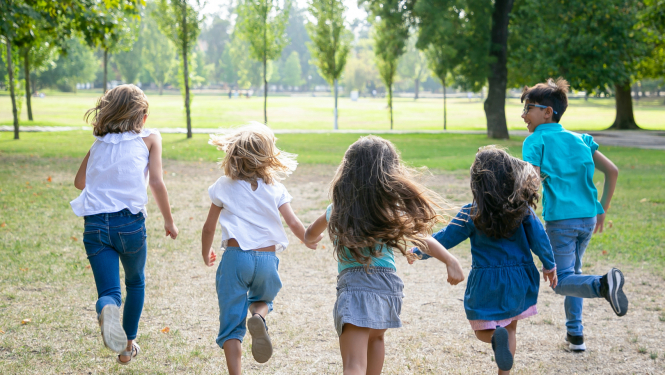 5 draudzīgi, skrienoši bērni