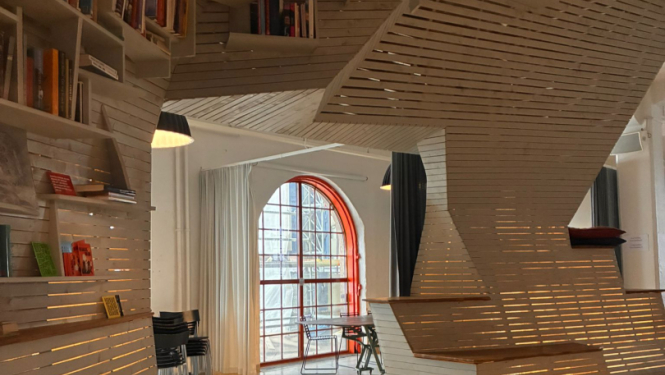 Grāmatu plaukts, kas papildus ir interjera dizains