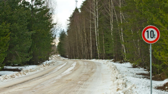 Grants seguma ceļš atkušņa laikā ar transportlīdzekļa masas ierobežojuma zīmi