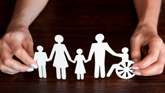 No papīra izgriezti dažādi cilvēciņi