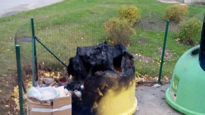 Sēmes pagastā nodedzina dalīto atkritumu konteineru