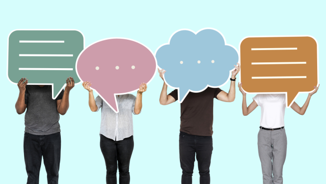 Četri cilvēki ar diskusiju zīmēm