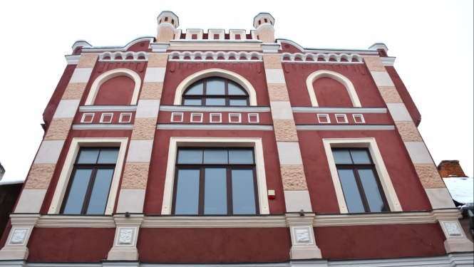 Būvdarbu laikā tika veikta vēsturiskās Kandavas kultūras nama fasādes pret Lielo ielu atjaunošana un krāsošana, jo fasāde bija avārijas stāvoklī.  Atjaunošanas laikā tika veikti tādi darbi kā esošā drūpošā fasādes apmetuma nokalšana vietās, kur tas jau atdalījies vai ir ar vāju esošās virsmas saķeri, apmetuma atjaunošana un krāsošana, ķieģeļu ārsienas mūra atjaunošana vietās, kur konstatēti tā bojājumi, karnīzes un dekoratīvo elementu atjaunošana un krāsošana, pilastru mūra nostiprināšana, remonts un krāsoš