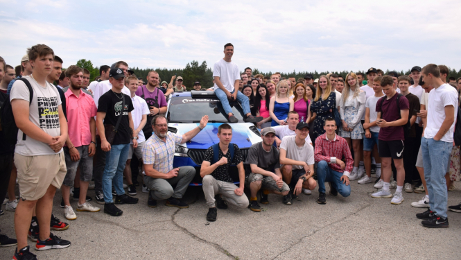 Autosportists Mārtiņš Sesks iedvesmo Kandavas Lauksaimniecības tehnikuma audzēkņus